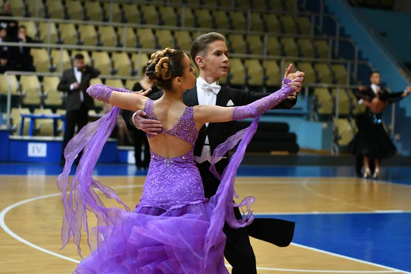 Orenburg, russland - 11. Dezember 2016: Mädchen und Junge tanzen — Stockfoto