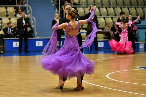 Orenburg, russland - 11. Dezember 2016: Mädchen und Junge tanzen — Stockfoto