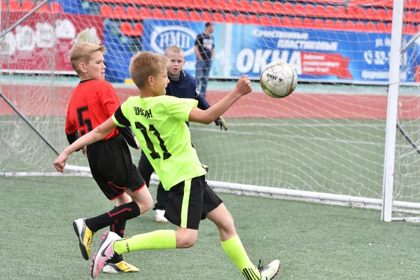 Orenburg, Rússia - 28 de maio de 2017 ano: Os meninos jogam futebol — Fotografia de Stock