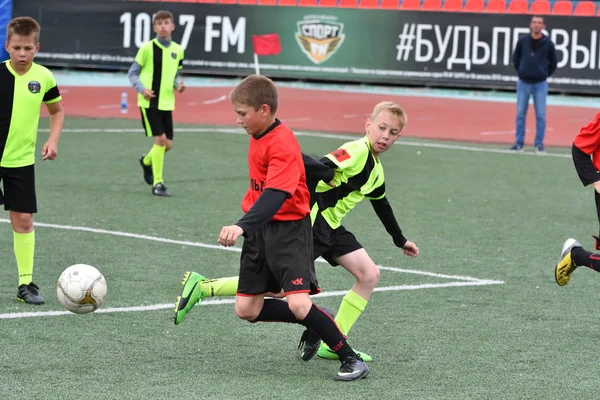 Orenburg, Rusia - 28 de mayo de 2017 año: Los chicos juegan al fútbol — Foto de Stock