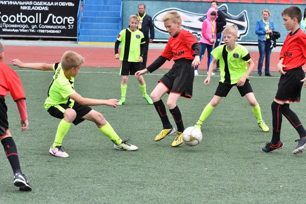 Orenburg, Rusia - 28 de mayo de 2017 año: Los chicos juegan al fútbol —  Fotos de Stock