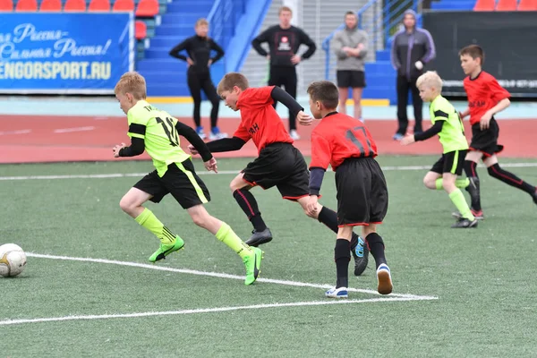 Orenburg, Rússia - 28 de maio de 2017 ano: Os meninos jogam futebol — Fotografia de Stock