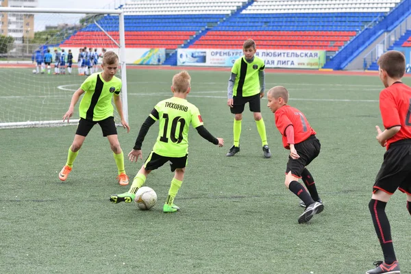 Orenburg, Rusko - 28.května roku 2017: chlapci hrají fotbal — Stock fotografie