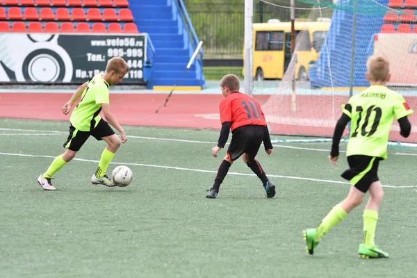 Orenburg, Rusko - 28.května roku 2017: chlapci hrají fotbal — Stock fotografie