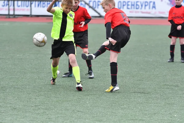 Orenburg, Ryssland - maj 28, 2017 år: pojkarna spela fotboll — Stockfoto