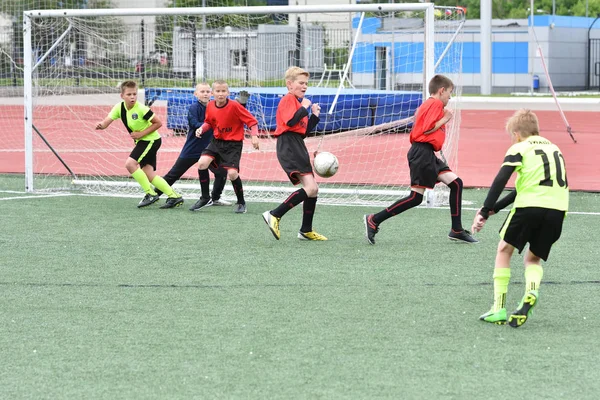 Orenburg, Rússia - 28 de maio de 2017 ano: Os meninos jogam futebol — Fotografia de Stock