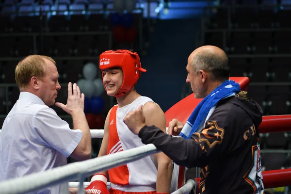 Orenburg, Russia-May 7, 2017 year: Boys boxers compete — Stock Photo, Image