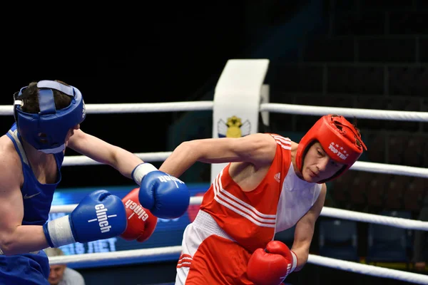 Orenburg, Russia-May 7, 2017 year: Boys boxers compete — Stock Photo, Image