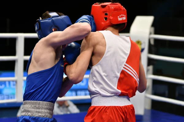 Orenburg, Rússia-7 de maio de 2017 ano: Meninos boxeadores competem — Fotografia de Stock