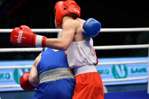 Orenburg, Rússia-7 de maio de 2017 ano: Meninos boxeadores competem — Fotografia de Stock