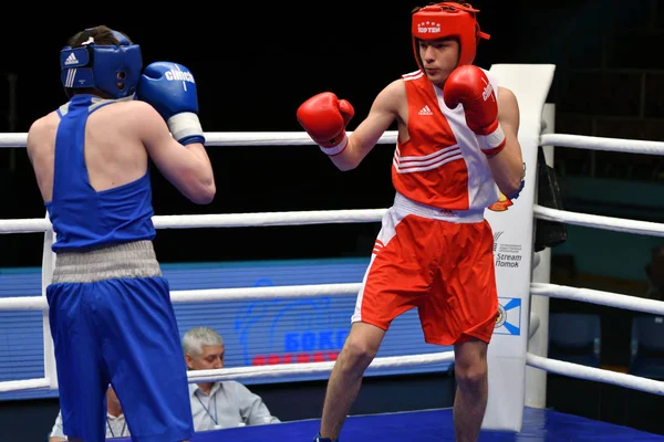 Orenburg, Rusia-May 7, 2017 año: Chicos boxeadores compiten — Foto de Stock