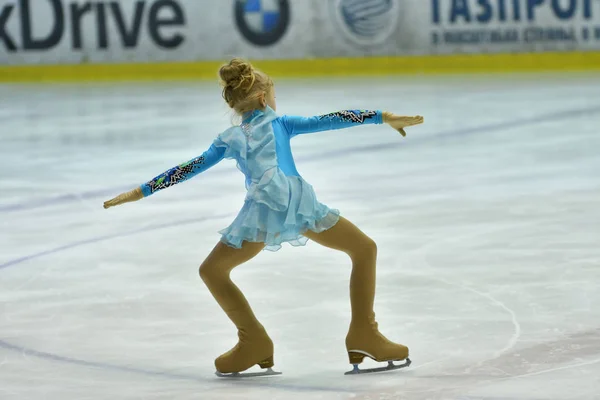 Orenburg, Rusya Federasyonu - 25 Şubat 2017 yıl: kız rekabet Artistik Patinaj — Stok fotoğraf