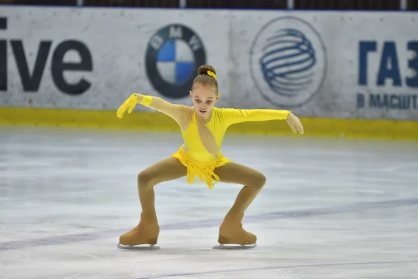 Orenburg, Russie - 25 mars 2017 année : Les filles concourent en patinage artistique — Photo