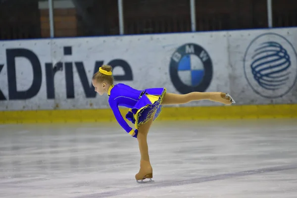 Orenburg, Rússia - 25 de março de 2017 ano: As meninas competem na patinação artística — Fotografia de Stock