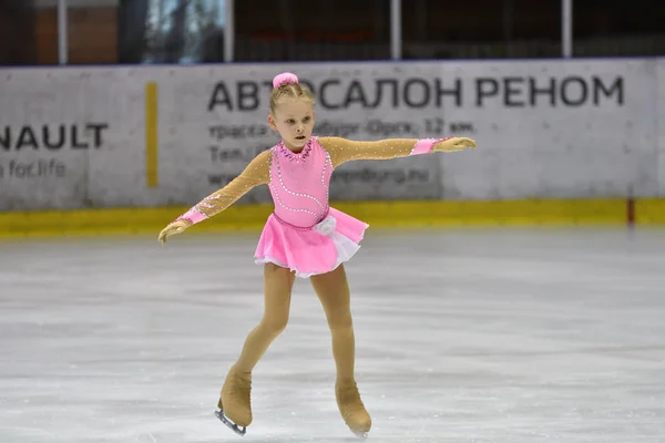 Orenburg, Russie - 25 mars 2017 année : Les filles concourent en patinage artistique — Photo