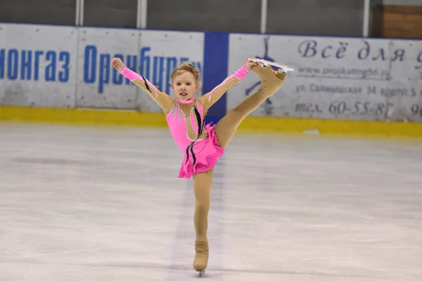 Orenburg, Russia - March 25, 2017 year: Girls compete in figure skating — Stock Photo, Image