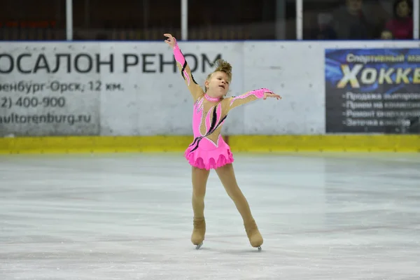 Orenburg, Rússia - 25 de março de 2017 ano: As meninas competem na patinação artística — Fotografia de Stock