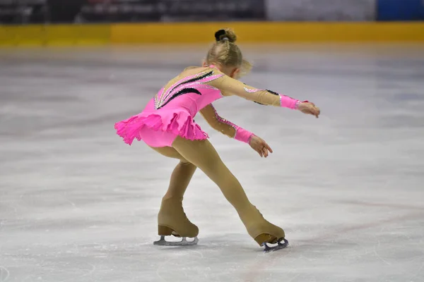 Orenburg, Russia - March 25, 2017 year: Girls compete in figure skating — Stock Photo, Image