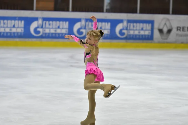 Orenburg, Rússia - 25 de março de 2017 ano: As meninas competem na patinação artística — Fotografia de Stock