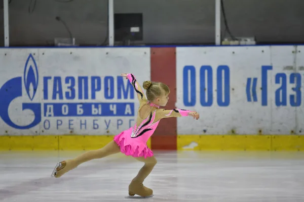 Orenburg, Oroszország - 2017. március 25. év: lányok versenyeznek műkorcsolya — Stock Fotó