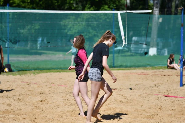 Orenburg, Rusya, 9-10 Haziran 2017 yıl: plaj voleybolu City turnuva Beach Voleybol altın kumlarda oynuyor kız — Stok fotoğraf