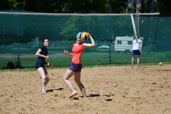 Orenburg, Rusya, 9-10 Haziran 2017 yıl: plaj voleybolu City turnuva Beach Voleybol altın kumlarda oynuyor kız — Stok fotoğraf