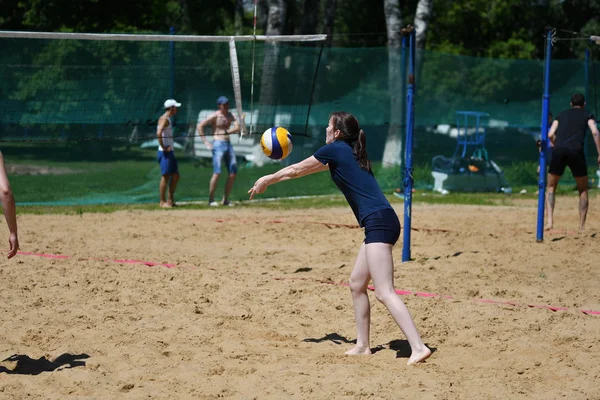 Оренбург, Росія, 9-10 червня 2017 року: дівчинка, граючи в пляжний волейбол на місто турніру пляжний волейбол Золоті піски — стокове фото