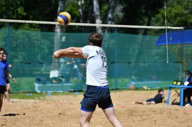 Orenburg, Rusya, 9-10 Haziran 2017 yıl: plaj voleybolu oynarken çocuklar