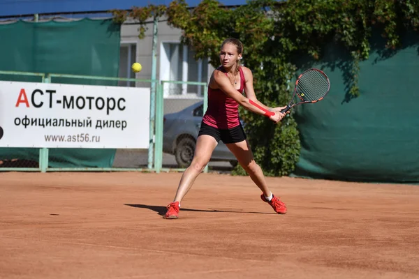 Orenburg, Rusia - 15 de agosto de 2017 año: niña jugando al tenis —  Fotos de Stock