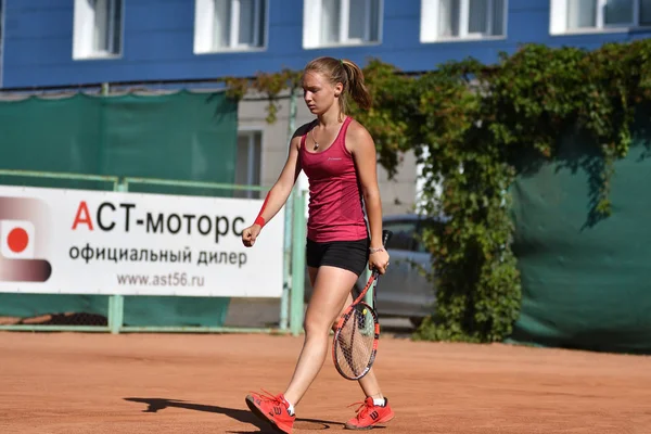 Orenburg, Rusia - 15 de agosto de 2017 año: niña jugando al tenis —  Fotos de Stock