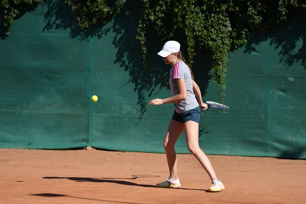 Orenburg, Rusia - 15 de agosto de 2017 año: niña jugando al tenis — Foto de Stock