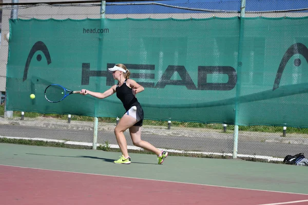 Orenburg, Ryssland - 15 augusti 2017 år: flicka spela tennis — Stockfoto