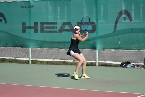 Orenburg, Rusya Federasyonu - 15 Ağustos 2017 yıl: Tenis oynayan kız
