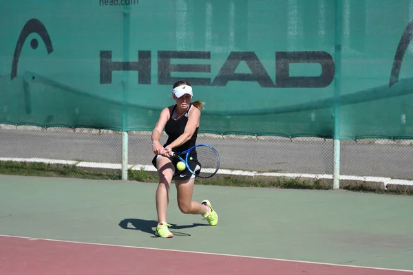 奥伦堡，俄罗斯-2017 年 8 月 15 日年： 女孩打网球 — 图库照片