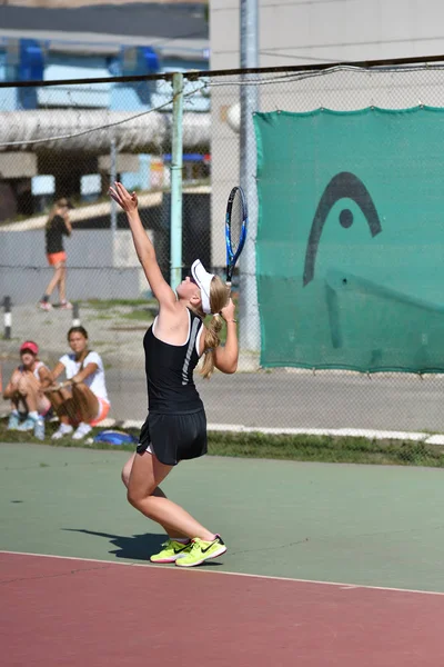 Orenburg, Rusia - 15 de agosto de 2017 año: niña jugando al tenis —  Fotos de Stock