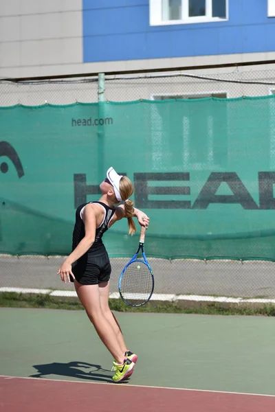 Όρεμπουργκ, Ρωσία - έτος 15 Αυγούστου 2017: κορίτσι παίζει τένις — Φωτογραφία Αρχείου