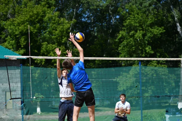 Orenburg, Rusland, 9-10 juni 2017 jaar: jongens spelen van beachvolleybal — Stockfoto