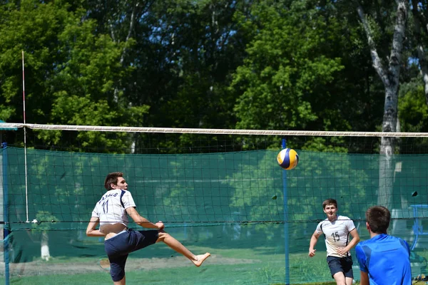 Orenburg, Russia, 9 - 10 giugno 2017 anno: Ragazzi che giocano a beach volley — Foto Stock