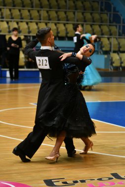 Orenburg, Rusya - 11 Aralık 2016: Kız ve erkek dans