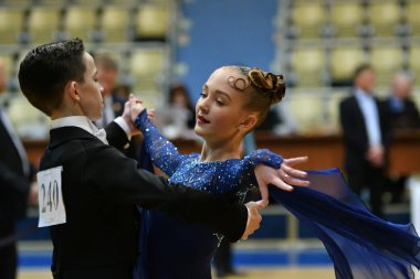 Orenburg, Rusya - 11 Aralık 2016: Kız ve erkek dans