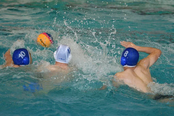 Orenburg, Russie - 4 mai 2017 ans : les garçons jouent au water-polo — Photo