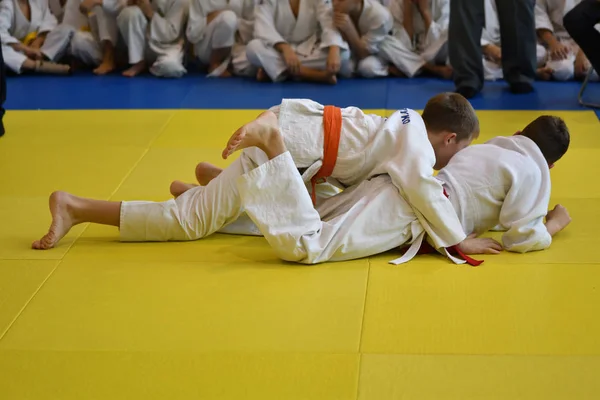 Orenburg, Oroszország - 2016. November 05.: fiúk versenyeznek Judo — Stock Fotó