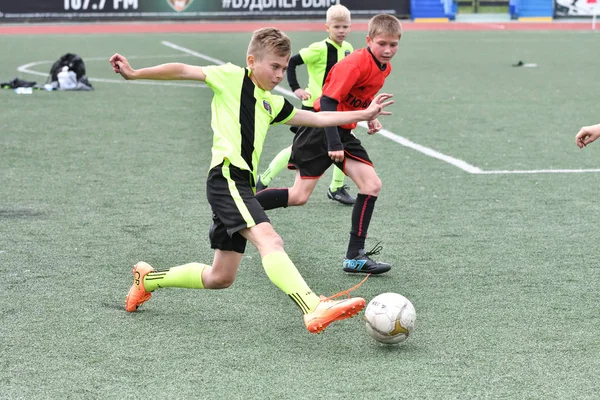 Orenburg, Rusia - 28 de mayo de 2017 año: Los chicos juegan al fútbol —  Fotos de Stock