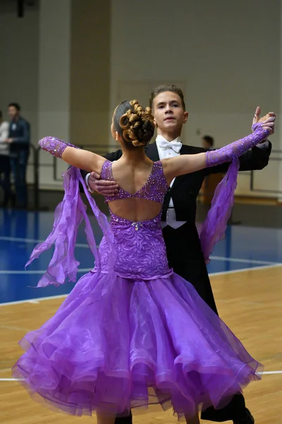 Orenburg, Oroszország - 2016. December 11.: Lány és fiú, tánc — Stock Fotó