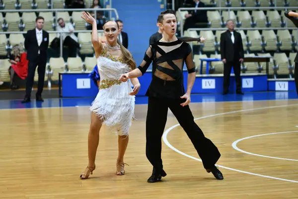 Orenburg, Rússia - 11 de dezembro de 2016: Menina e menino dançando — Fotografia de Stock