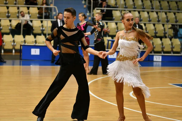 Orenburg, Federacja Rosyjska - 11 grudnia 2016 roku: Dziewczyna i chłopak, taniec — Zdjęcie stockowe