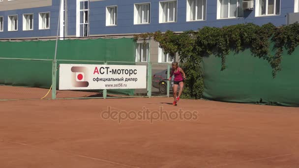 Όρεμπουργκ, Ρωσία - έτος 15 Αυγούστου 2017: κορίτσι παίζει τένις — Αρχείο Βίντεο