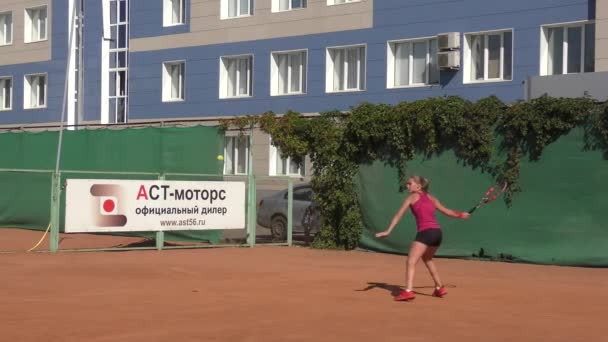 Оренбург, Россия - 15 августа 2017 года: девушка играет в теннис — стоковое видео