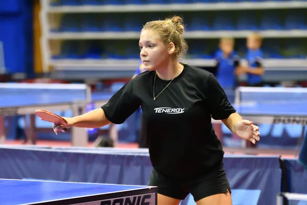 Orenburg, Federacja Rosyjska - 15 września 2017 roku: dziewczyna gry ping pong — Zdjęcie stockowe