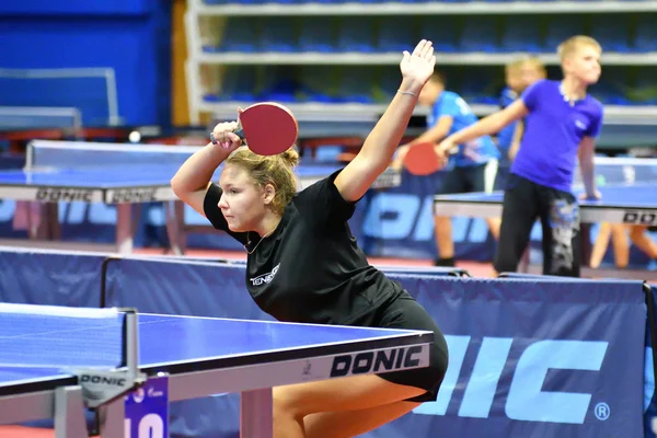 Orenburg, Rusia - 15 de septiembre de 2017 año: chica jugando ping pong — Foto de Stock